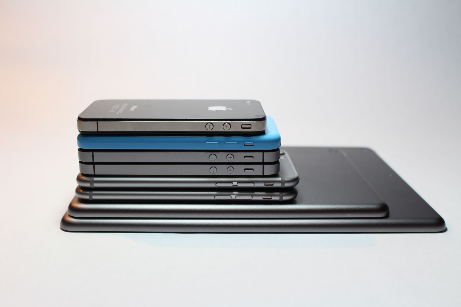 Smartphones et tablettes modernes empilés affichant un design élégant. Arrière-plan technologique parfait.